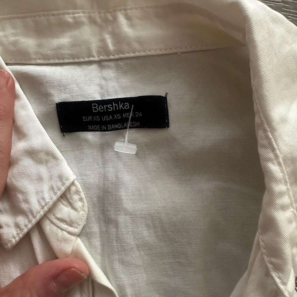 Bershka White Cropped Button-Up Shirt with Black Buttons - Picture 9 of 10